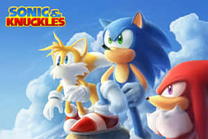 Sonic、Knuckles 和 Tails 一起站在有雲朵的明亮藍天下。 — MacBook Pro M3 壁紙