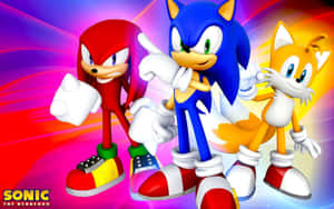 Sonic、Knuckles 和 Tails 以英雄姿態站在色彩繽紛的動態背景前。 — 音速小子 壁紙