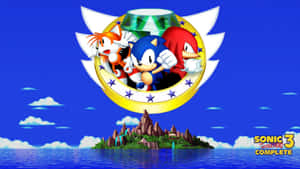 Sonic、Tails 和 Knuckles 在金色標誌中，位於熱帶島嶼之上。 — 音速小子 壁紙