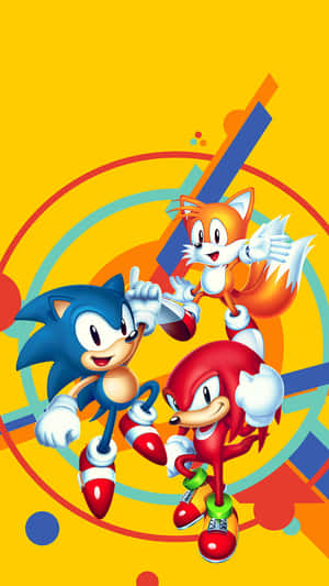 Sonic、Tails 和 Knuckles 在明亮的黃色背景上以色彩繽紛的卡通姿勢出現。 — 音速小子 壁紙