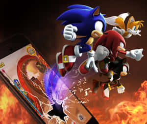 Sonic Tails 和 Knuckles 從破裂的電話螢幕跳入一個火熱的遊戲場景。 — 音速小子 壁紙