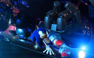 Sonic the Hedgehog 在霓虹燈照亮的未來場景中躲避一個巨大的機械拳頭。 — 音速小子 壁紙