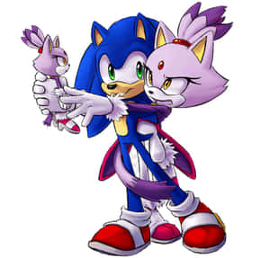 Sonic the Hedgehog 在卡通插圖中擁抱兩個紫色狐狸角色。 — 音速小子 壁紙