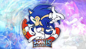 Sonic the Hedgehog 以奔跑姿勢呈現，帶有能量效果和遊戲標題文字。 — 音速小子 壁紙