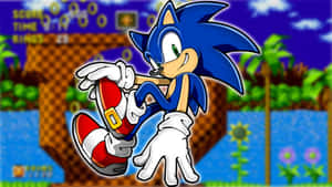 Sonic the Hedgehog 在色彩繽紛的遊戲關卡中奔跑，帶有金環和分數顯示。 — 音速小子 壁紙