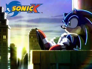 Sonic the Hedgehog 在俯瞰城市的屋頂上放鬆，背景是日落。 — 音速小子 壁紙