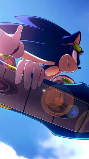 Sonic the Hedgehog 在他的藍色車輛中，在藍天白雲下奔馳。 — 音速小子 壁紙