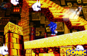 Sonic the Hedgehog 在一個有幽靈敵人的像素化遊戲關卡中的金色平台上奔跑。 — 索尼克 壁紙