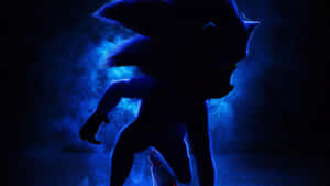 Sonic the Hedgehog 在黑暗背景中散發藍色能量光環。 — 音速小子 壁紙