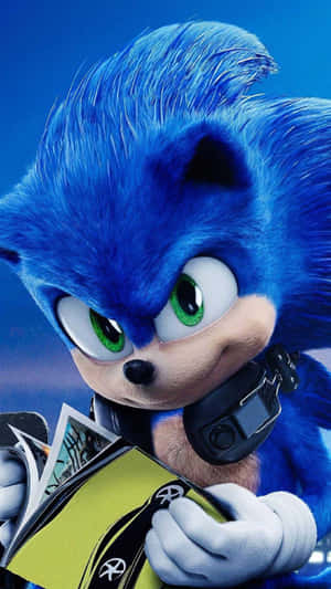 Sonic the Hedgehog 以專注的眼神拿著一個黃色和黑色的物體。 — 音速小子 壁紙