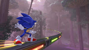 Sonic the Hedgehog 在發光的賽道上穿越迷霧森林。 — 音速小子 壁紙