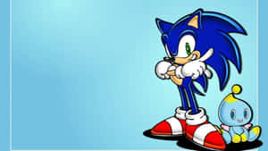 Sonic the Hedgehog 交叉雙臂，站在一隻藍色小生物旁邊，背景是藍色。 — 音速小子 壁紙