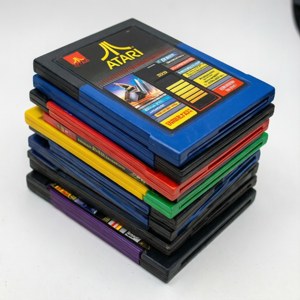 一堆色彩繽紛的Atari 2600電子遊戲卡帶。