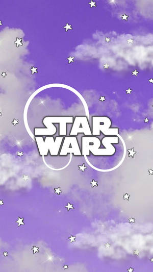 Star Wars 標誌在紫色天空、雲朵和星星的背景下。 — 星際大戰 雙螢幕 壁紙