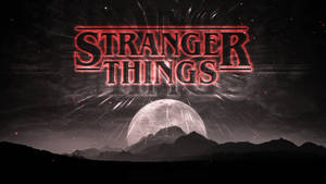 Stranger Things 標誌在月光照耀的山脈上空夜間發出紅光。 — 怪奇物語 4 壁紙