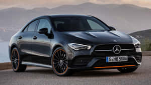 帶有橙色點綴的黑色Mercedes-AMG CLA45 S在日落時停泊在海邊。 — Mercedes Benz C300 壁紙