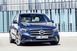 藍色賓士B-Class停放在現代玻璃建築前。 — Mercedes-Benz 壁紙
