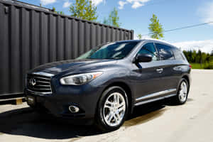 陽光明媚的日子裡，深灰色 Infiniti QX60 SUV 停在黑色貨櫃附近。 — Mercedes Benz C300 壁紙