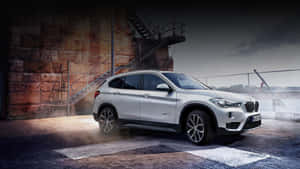 銀色BMW X1 SUV在黃昏時停泊在蒸汽瀰漫的工業碼頭。 — Mercedes Benz C300 壁紙