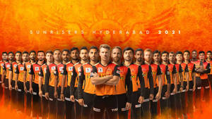 Sunrisers Hyderabad 板球隊穿著橙色和黑色制服，為2021年球隊照片擺姿勢。 — 海德拉巴日出者 壁紙