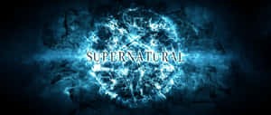 在黑暗中，發光的藍色 supernatural 文字被噼啪作響的能量包圍。 — 鬼滅之刃面具 壁紙