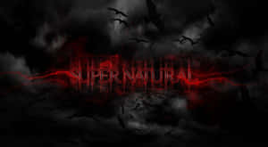 在暴風雨天空中，被蝙蝠包圍的紅色發光文字「supernatural」。 — 超自然 壁紙