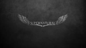 深色紋理背景上帶翅膀的Supernatural標誌 — 漫威標誌 壁紙
