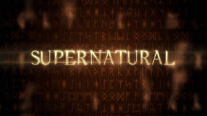 黑暗背景上帶有古老符號的發光 supernatural 文字 — 超自然 壁紙