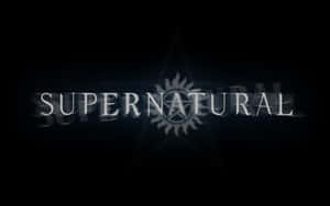 Supernatural 標誌，黑色背景上帶有發光銀色文字和五角星符號。 — 鬼滅之刃 壁紙