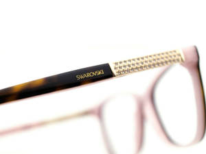 Swarovski 眼鏡，帶有鑲嵌水晶的金色鏡腿和龜甲紋理。 — 品牌 壁紙