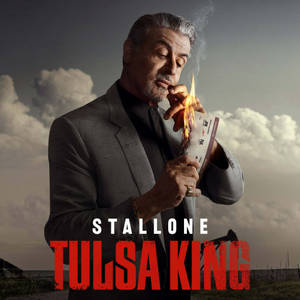 Sylvester Stallone 在戶外陰雲密布的天空下焚燒一張票。 — 演員 壁紙