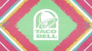 Taco Bell 標誌在帶有對角線條紋的彩色像素背景上。 — 塔可 壁紙