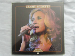 Tammy Wynette 在一個鄉村音樂專輯封面上對著麥克風唱歌。 — 專輯封面 壁紙
