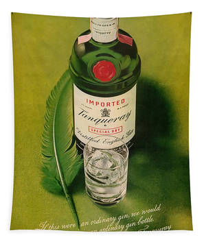 Tanqueray 琴酒瓶搭配冰杯和綠色羽毛，置於復古廣告背景上。 — Motorola Razr 70 Ultra 壁紙