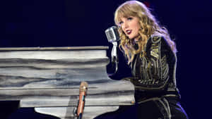 Taylor Swift 在舞台上用復古麥克風在鋼琴前唱歌。 — 音樂 壁紙