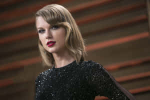 Taylor Swift 身穿黑色亮片連衣裙，塗著紅色唇膏在室內擺姿勢。 — 泰勒絲 壁紙