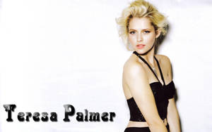 Teresa Palmer 身穿黑色上衣，白色背景，附有名字文字 — 米莉·芭比·布朗 壁紙