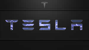 Tesla 標誌，在深色穿孔表面上帶有藍色閃電。 — 特斯拉 壁紙