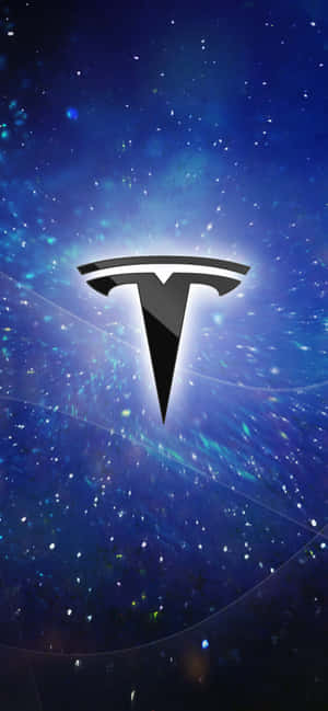 Tesla 標誌在繁星點點的宇宙背景下發光，伴隨著旋轉的星雲。 — Xiaomi 14 Ultra 壁紙