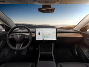 Tesla 汽車內部顯示導航螢幕和日落沙漠景色。 — 特斯拉 壁紙