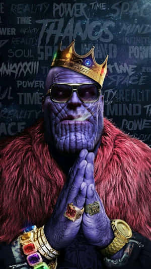 Thanos 戴著皇冠、太陽眼鏡和紅色毛皮大衣，配有珠寶戒指和香煙。 — 進擊的巨人 壁紙