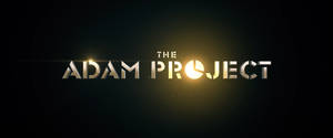 《The Adam Project》電影標題標誌，在黑暗背景上帶有發光的金色字母。 — AMOLED 壁紙