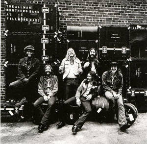 The Allman Brothers Band 在他們的設備箱前面微笑。 — 音樂 壁紙