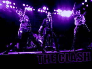The Clash 樂團在紫色燈光下於舞台上現場表演。 — 岩石 壁紙