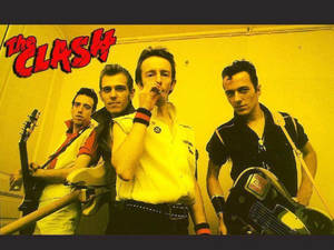 龐克搖滾樂團 The Clash 在黃色房間裡拿著吉他擺姿勢。 — 岩石 壁紙