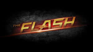 The Flash 標誌在深色裂開的表面上帶有發光的橙色和金色文字。 — 閃電俠 壁紙