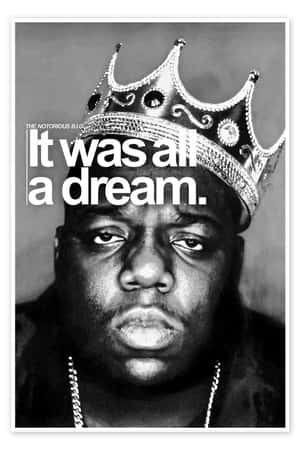 The Notorious B.I.G. 戴著鑲有寶石的王冠的肖像，帶有文字疊加。 — Oppo Pad 壁紙