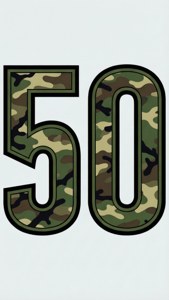 灰色背景上帶有迷彩圖案和黑色輪廓的粗體數字50。