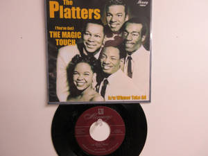 牆上的 The Platters 黑膠唱片和專輯封面。 — 專輯封面 壁紙