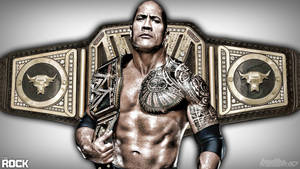The Rock 拿著一條帶有金和鑽石裝飾的WWE冠軍腰帶。